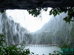 黄连河瀑布—云旅游