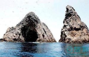 七洲列岛的海蚀隧道