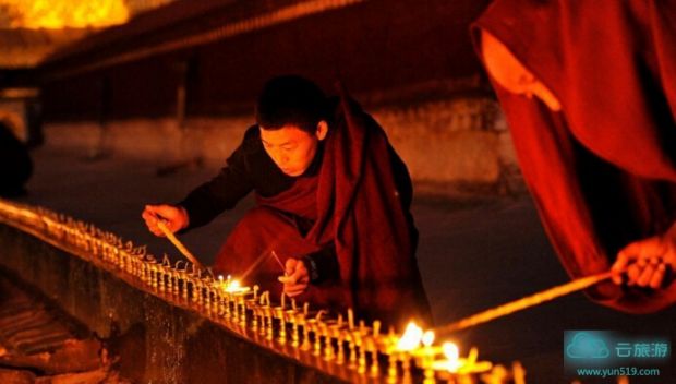 燃灯节——藏历10月25日（公历11月或12月） 
这天是格鲁派创始人宗喀巴的成道日，家家户户在房顶窗台点燃酥油灯，念经歌颂，以示纪念。